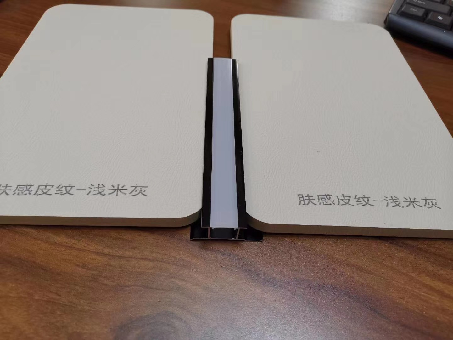 肤感热敷护墙板免漆装饰面板仿真木纹 共济竹炭纤维实心木饰面板